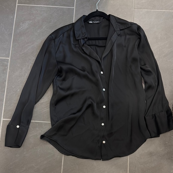 Zara Black Blouse with Textured Fabric and Relaxed Fit - Picture 2 of 4